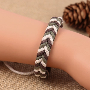 Detailopname van handgeweven waxkoord armband met boho-stijl strik om de pols