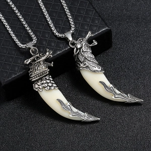 Collier pour homme avec pendentif tête de loup en métal argenté vieilli et détail ivoire