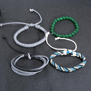 Lot de quatre bracelets vintage en cuir et perles pour hommes en gris neutre et vert