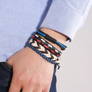 Mehrlagiges Lederarmband-Set für Herren mit geflochtenen Seilen und Perlen am Handgelenk