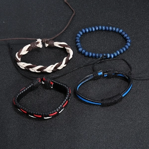 Mehrlagiges Lederarmband Set für Herren mit geflochtenem Leder und Perlen auf schwarzem Grund