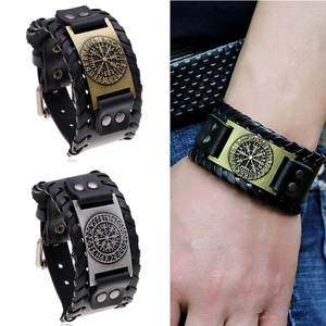 Detail van de Viking kompas leren armband met vintage runengravure en gesp