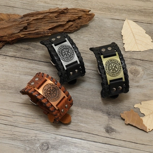 Noordse Viking kompas lederen armbanden in zwart en bruin op houten achtergrond