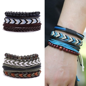 Détail d'un ensemble de bracelets multicouches en cuir tressé vintage avec perles