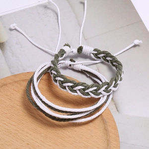 Vue détaillée de l'ensemble de bracelets en cordon tressé vert olive et blanc réglable