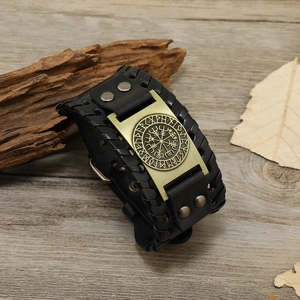 Macro-detail van de Viking Vegvisir kompas lederen armband met oude Noorse runeninscriptie