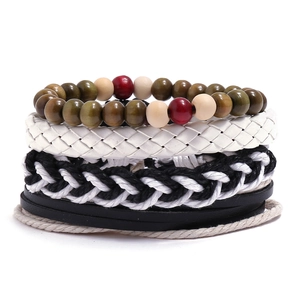 Détails des bracelets multicouches en cuir vintage avec perles de bois et cordes tressées