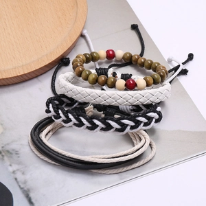 Détails d'un lot de 4 bracelets bohèmes en cuir tressé et perles en bois naturel