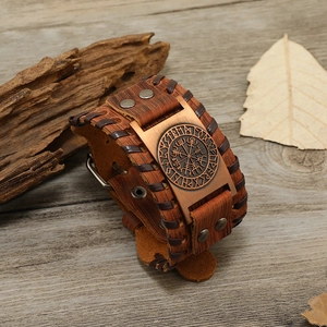 Macro-opname van een vintage leren Viking armband met een bronzen Vegvisir kompas