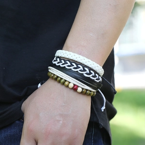 Détail d'un bracelet multicouche vintage en cuir tressé avec perles en bois