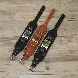 Detailweergave van vintage Viking kompas leren armbanden met gevlochten bandjes