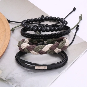 Ensemble de bracelets rétro multicouches en cuir tressé avec base en bois et magazine
