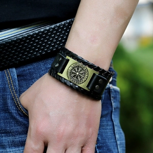 Detail van een Viking kompas leren armband met Noorse runen en geweven lederen randen