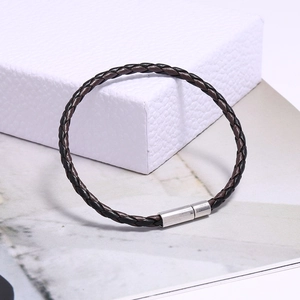 Détail du bracelet en cuir tressé avec fermoir cylindrique en argent sterling S925