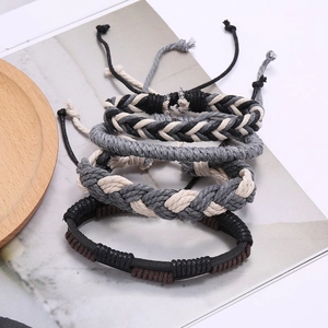Vue détaillée de bracelets tressés de style bohème avec cordons réglables