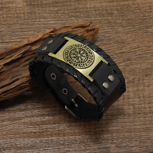 Detail van Viking Vegvisir kompas lederen armband met bronzen runenplaat en gevlochten rand