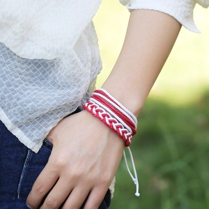 Détails de bracelets d'amitié tressés rouges et blancs avec fermeture à nœud coulissant