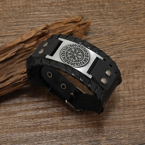 Detail van het Viking-kompas op de brede zwarte lederen gevlochten herenarmband