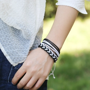 Détail du bracelet tressé noir et blanc fait main avec nœud coulissant réglable pour couple