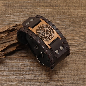 Macro-detail van het Viking Vegvisir kompas gegraveerd op donkerbruin leren armband