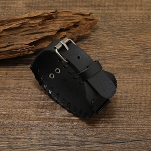 Detail van zwarte lederen viking armband met metalen gesp en geweven randen