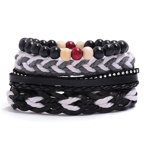 Détail d'un bracelet bohème multicouche avec tresses en cuir, perles et cristaux
