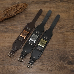 Detail van Viking lederen armbanden met metalen kompasplaten en gevlochten randen