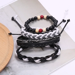 Gros plan de bracelets multicouches vintage en cuir avec perles en bois et strass