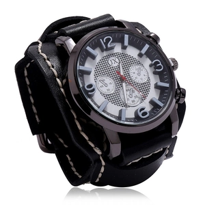Montre vintage homme avec large bracelet en cuir noir et cadran à trois compteurs