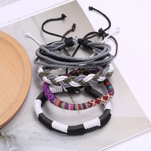 Détail de quatre bracelets vintage tressés en corde et cuir avec diverses textures et motifs