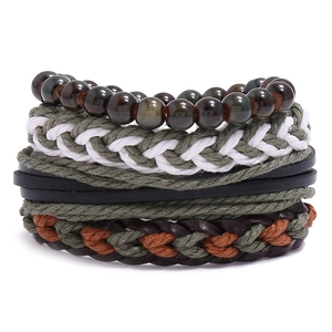 Détail de l'ensemble de bracelets multicouches en cuir vintage avec perles et corde tressée