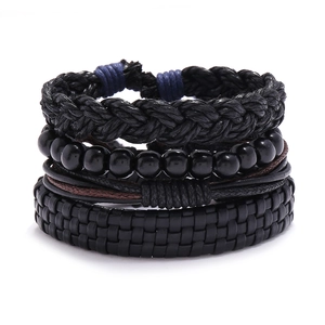 Détails d'un ensemble de 4 bracelets multicouches en cuir noir et cordes tressées