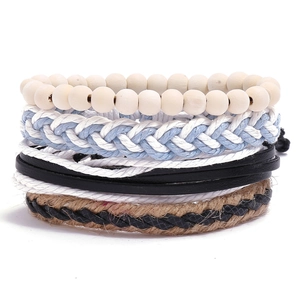 Détail de bracelets ethniques multicouches avec perles en bois, cordon cuir et chanvre