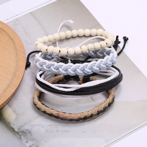 Vue de près d'un ensemble de bracelets multicouches en cuir et perles de bois rustique