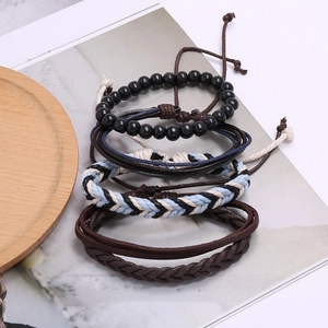 Détail d'un ensemble de bracelets multicouches en cuir et perles avec nœuds réglables
