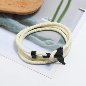 Dettaglio del bracciale in corda intrecciata crema con chiusura a coda di balena nera