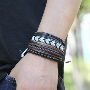 Détail de bracelets multicouches pour hommes avec cordons en cuir et perles noires