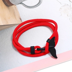 Dettaglio del bracciale intrecciato rosso multistrato con chiusura a coda di balena nera