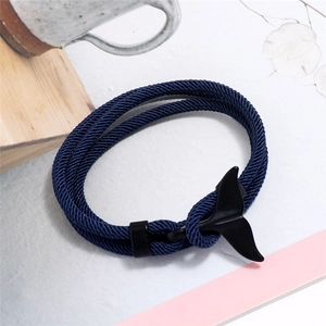 Dettaglio del braccialetto in corda intrecciata blu scuro con chiusura a coda di balena