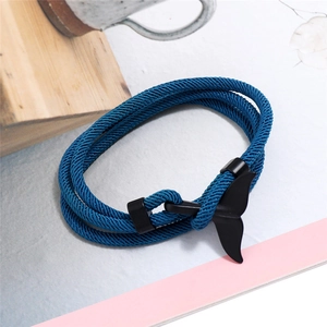 Dettaglio del bracciale in corda nautica blu scuro con chiusura a coda di balena nera
