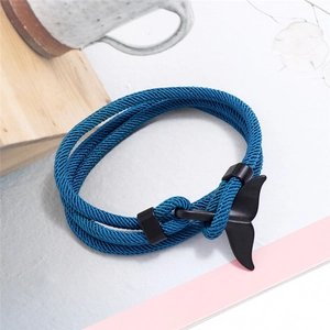 Dettaglio del bracciale in corda intrecciata blu con chiusura ad ancora a coda di balena
