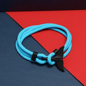 Dettaglio macro della corda blu cielo in nylon e fibbia in metallo nero a coda di balena