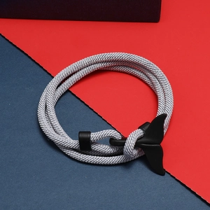 Dettaglio del bracciale nautico in corda grigia intrecciata con chiusura a coda di balena nera