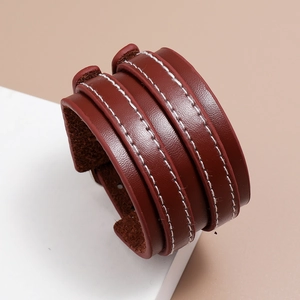 Détails de gros plan du bracelet multicouche en cuir marron foncé avec coutures blanches