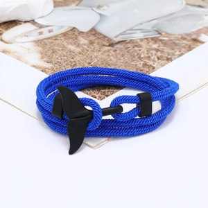 Vista macro del bracciale in corda nautica blu navy con chiusura a coda di balena nera opaca