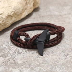 Dettaglio macro del bracciale nautico intrecciato con chiusura a coda di balena nera