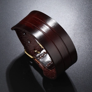 Détail d'un bracelet en cuir marron vintage avec boucle en laiton et coutures fines