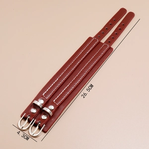 Détail macro du bracelet en cuir PU rouge foncé avec boucles et dimensions du produit