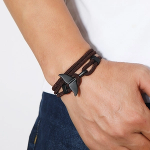 Dettaglio del bracciale multi-giro da uomo in corda intrecciata marrone con chiusura a coda di balena