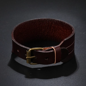 Bracelet manchette en cuir rouge-brun vintage avec boucle en laiton et texture fine
